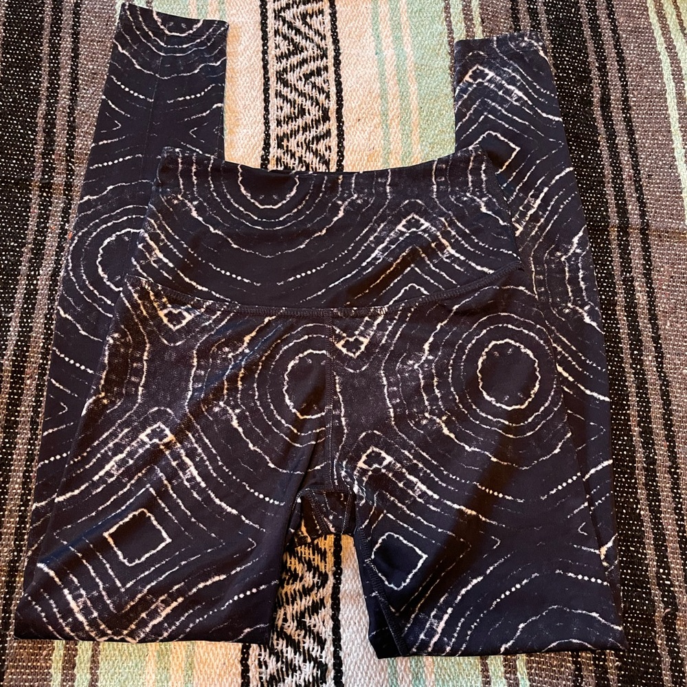 Beyond Yoga Navy High Rise Lux Dunes Blue & White leggings Size medium
